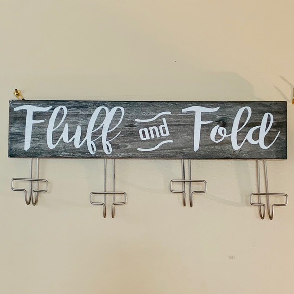 Wooden ‘Fluff & Fold’ Farmhouse 4 Hook Decorative Wall Hanger NWT - Picture 8 of 14